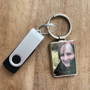 Avec amour, Dana-Lee – Album mp3 avec porte-clés / MP3 Album –  USB stick with Keychain